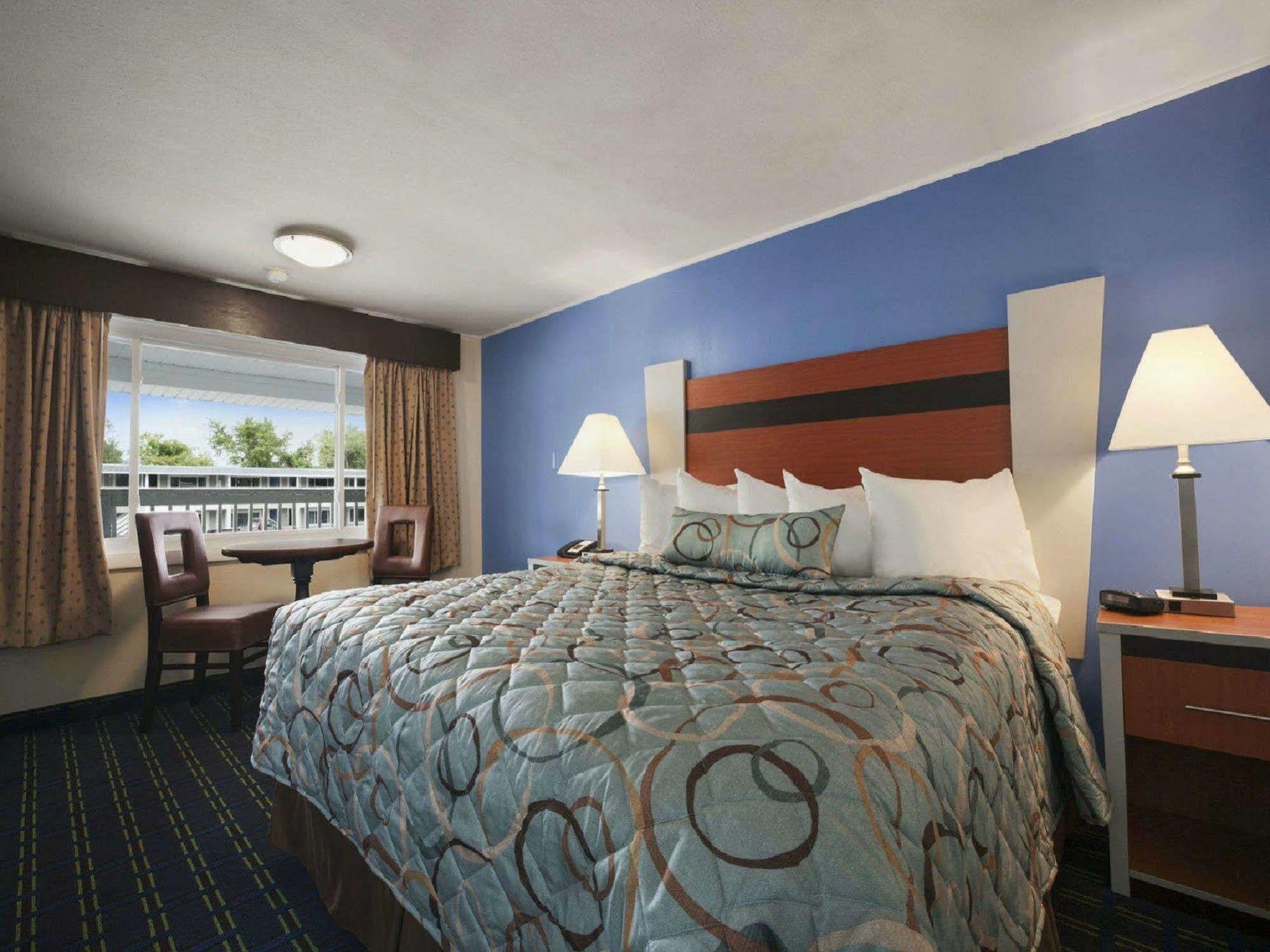 Days Inn By Wyndham - Cape Cod West Yarmouth Exterior photo