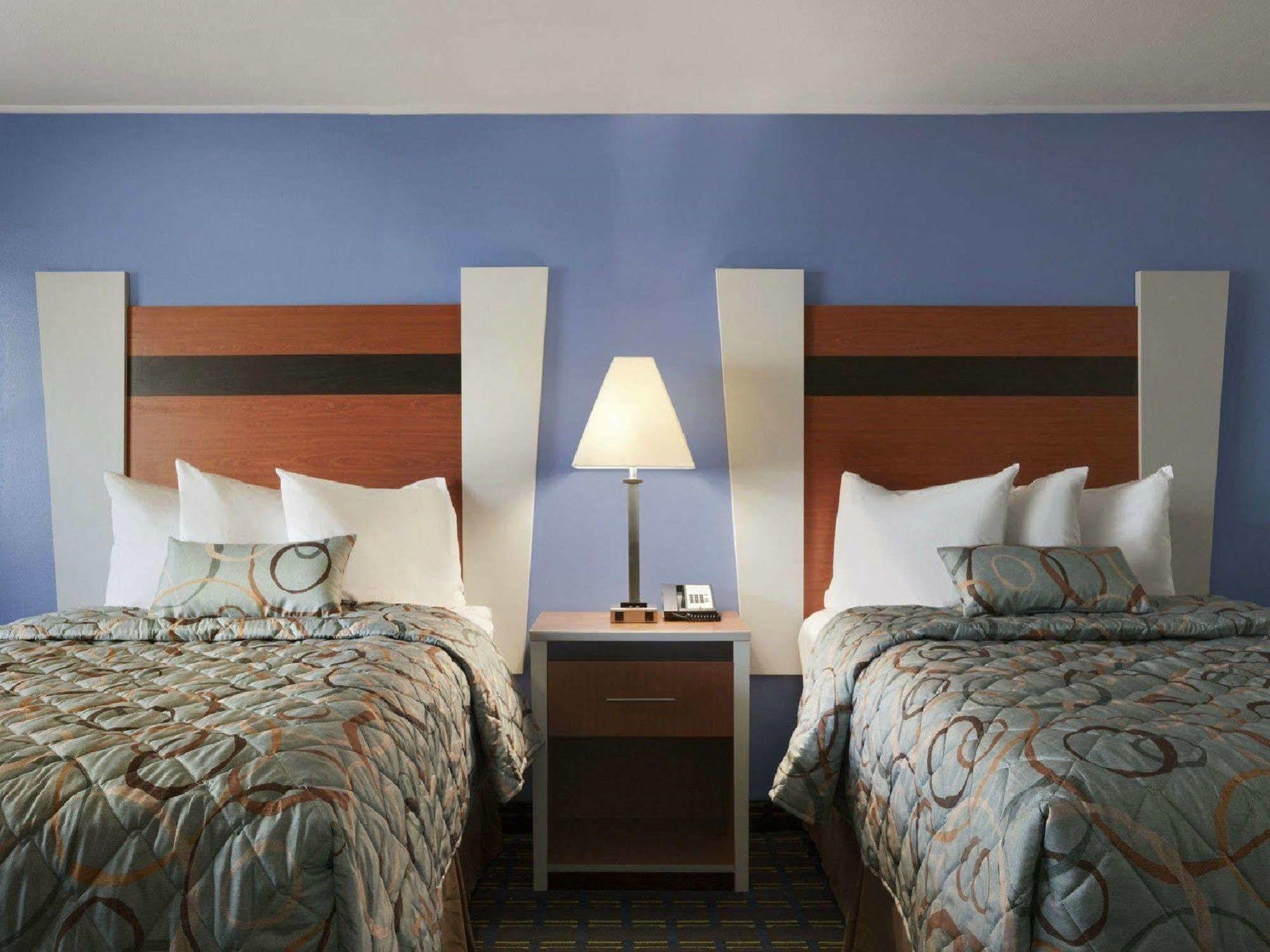 Days Inn By Wyndham - Cape Cod West Yarmouth Exterior photo