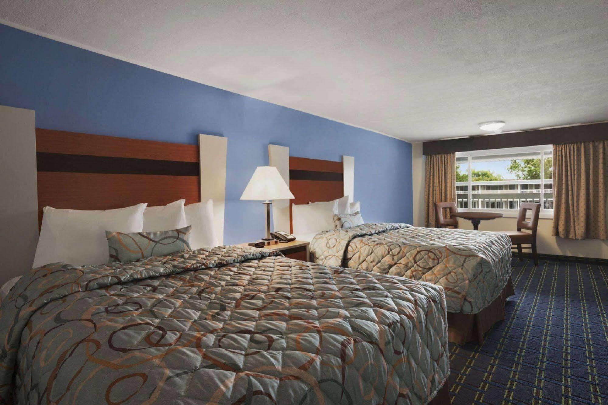 Days Inn By Wyndham - Cape Cod West Yarmouth Exterior photo