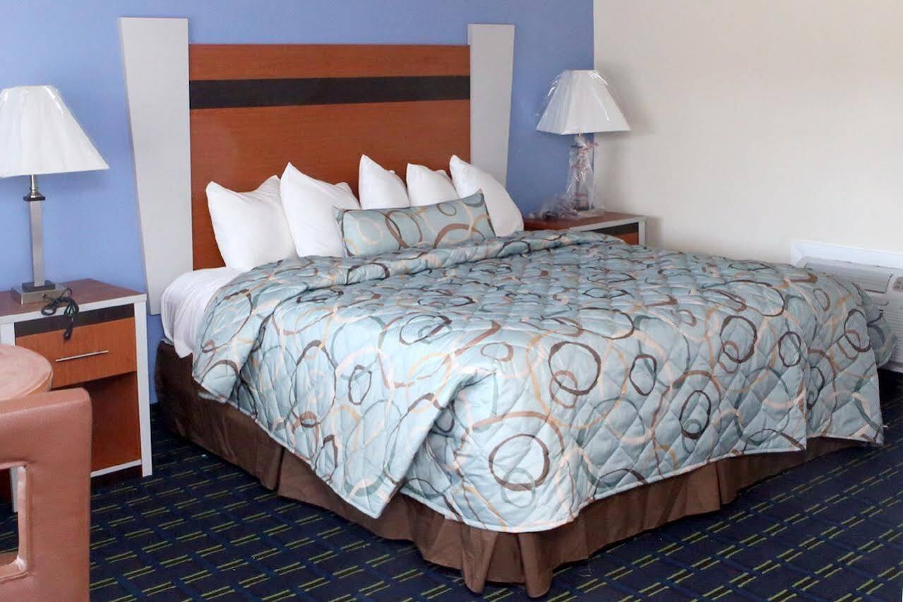 Days Inn By Wyndham - Cape Cod West Yarmouth Exterior photo